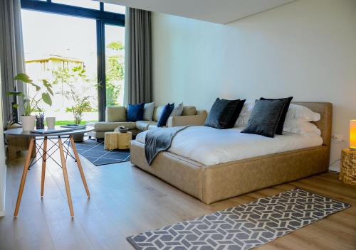 1 dormitorio con 1 cama grande y 1 sofá en 4 Lulworth, en Johannesburgo