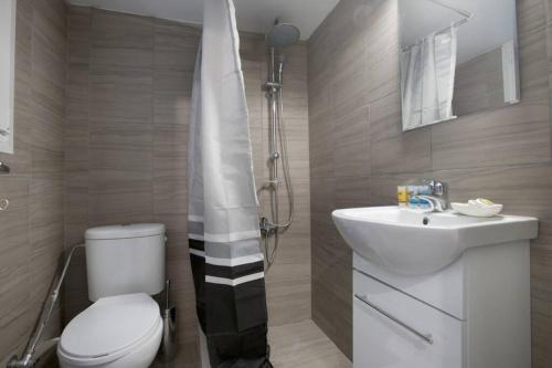 Kúpeľňa v ubytovaní Kolonos, a renovated apartment