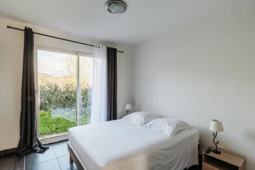 - une chambre avec un lit et une grande fenêtre dans l'établissement Matteo Leccia, à Peri