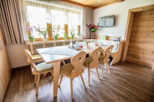 uma sala de jantar com mesa e cadeiras em Der Hoferbauer em Bad Kleinkirchheim