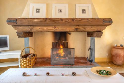 a fireplace in a living room with a fire place at Villa Cassia di Baccano in San Giustino Valdarno