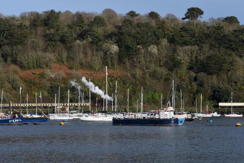 um grupo de barcos ancorados numa massa de água em Harbourside 2 em Dartmouth