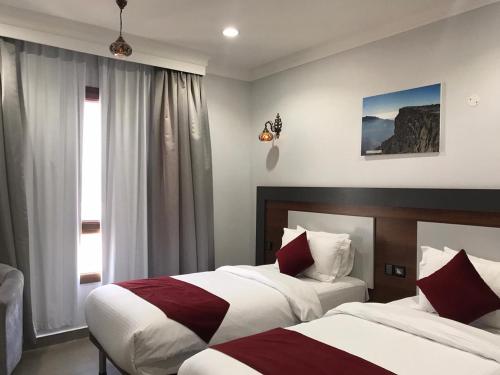 Postel nebo postele na pokoji v ubytování MY HOTEL Nizwa Residence Hotel Apartments نزوى ريزيدنس للشقق الفندقيه