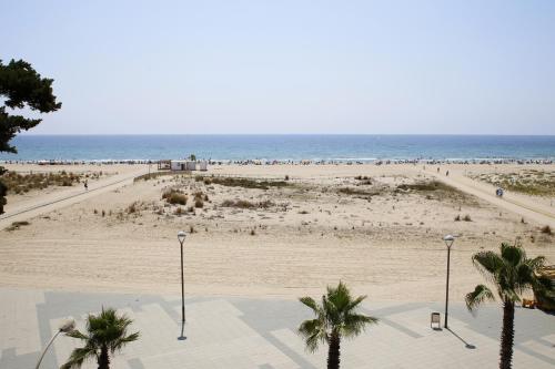 AT038 Vistas de la playa, primera línea con piscina