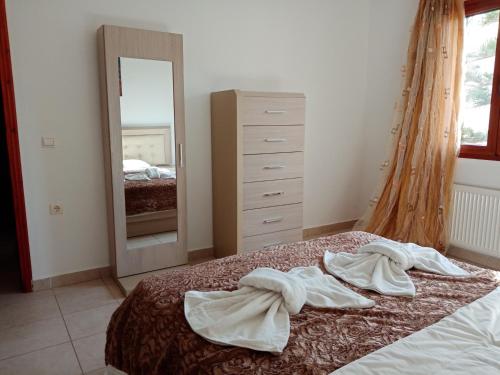 เตียงในห้องที่ Knossos Apartments
