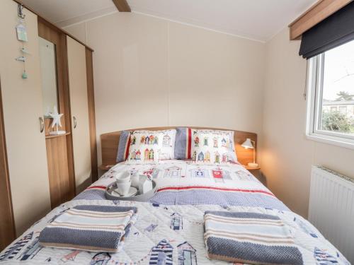 Un dormitorio con una cama con una mesa. en Moonstone Lodge en Dover