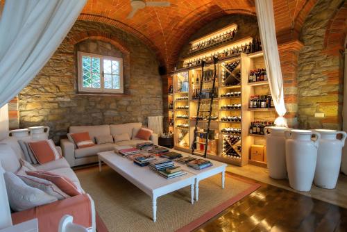 a living room with a couch and a table with books at Villa Cassia di Baccano in San Giustino Valdarno