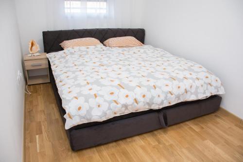een groot bed in een slaapkamer met bij Stan na dan Doboj in Doboj