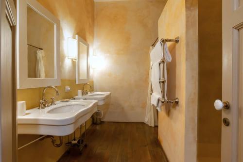 a bathroom with two sinks and a mirror at Villa Cassia di Baccano in San Giustino Valdarno