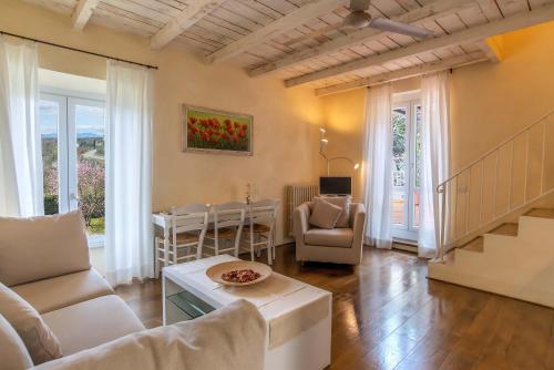 a living room with a couch and a table at Villa Cassia di Baccano in San Giustino Valdarno