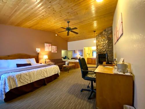 Ένα ή περισσότερα κρεβάτια σε δωμάτιο στο Majestic Mountain Inn