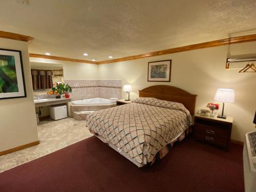 um quarto de hotel com uma cama e uma banheira em Best Inn Rosemead em Rosemead