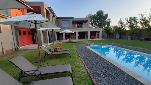 Kolam renang di atau dekat dengan Karoo Sun Boutique Guest House