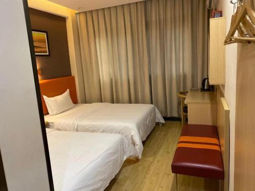 En eller flere senge i et værelse på 7 Days Premium Hotel Hangzhou West Lake Broken Bridge Zhejiang University