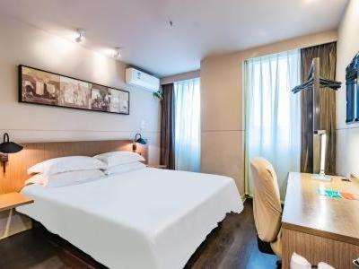 Ένα ή περισσότερα κρεβάτια σε δωμάτιο στο Jinjiang Inn Select Hangzhou Binjiang University Town Puyan Metro Station