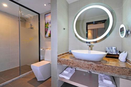 Ett badrum på Lavande Hotels·Guiyaung North Railway Station