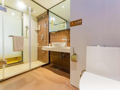 貴陽市にあるIU Hotel Guiyang Future Ark Poly New City Guiyu Hot Spring Storeの洗面台、シャワー、トイレ付きのバスルーム