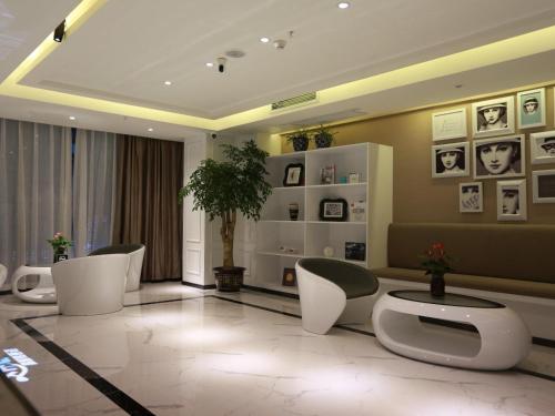 Lobby alebo recepcia v ubytovaní Xana Lite Guiyang Flower Orchard Petronas Twin Towers