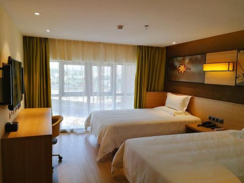 En eller flere senge i et værelse på IU Hotel Guiyang International Convention and Exhibition Center Financial City