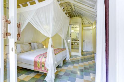 Tempat tidur dalam kamar di The Chillhouse Canggu by BVR Bali Holiday Rentals