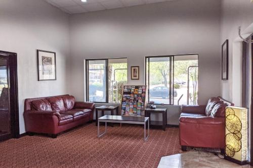 a living room with two couches and a table at Brick Lodge Atlanta/Norcross in Norcross