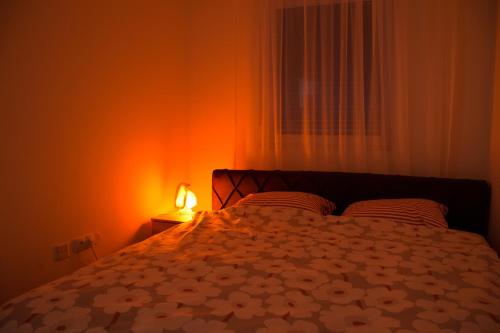 een slaapkamer met een bed met een lamp erop bij Stan na dan Doboj in Doboj