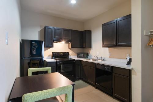 Una cocina o zona de cocina en Residency Suites