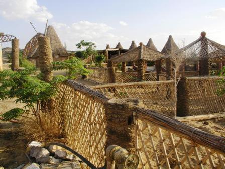 - Vistas a una localidad con valla y edificios en Badry Sahara Camp, en Bawati