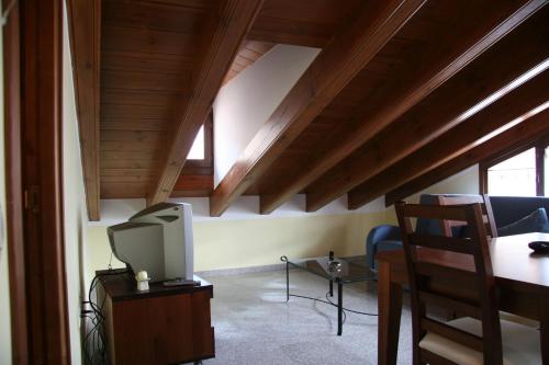 A television and/or entertainment centre at Apartamentos La Iglesia