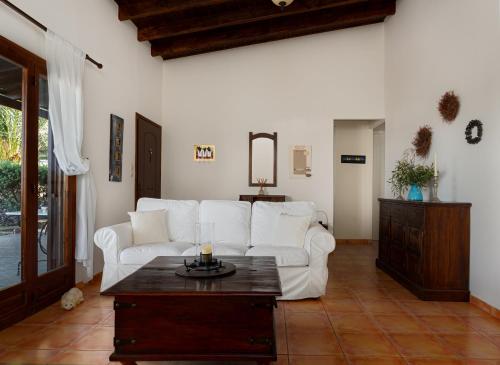 a living room with a white couch and a table at Villieta Marina in Vaia
