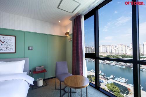 a hotel room with a view of the water at Brown-Dot Hotel Shinho in Busan