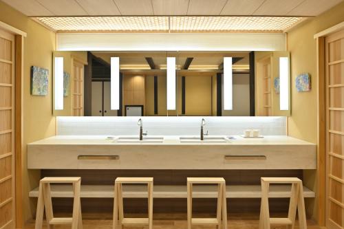 京都市にある京の温所 丸太町 #7のバスルーム(大きなシンク、スツール2つ付)