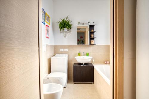 La salle de bains est pourvue de toilettes et d'un lavabo. dans l'établissement CaseOspitali - CASA DIVA monolocale in centro storico, à Cernusco sul Naviglio