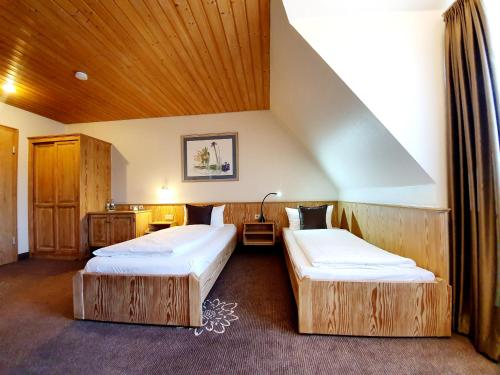 En eller flere senger på et rom på Hotel in den Herrnwiesen