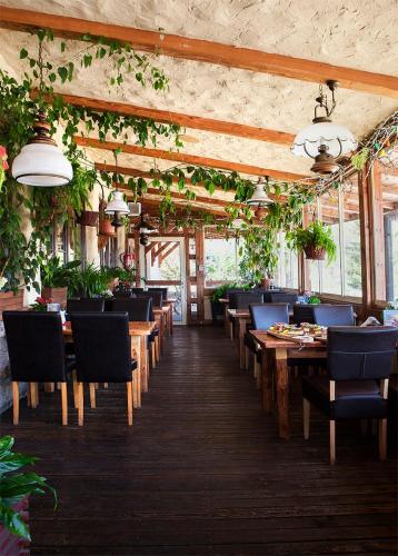 Hotel Koronaにあるレストランまたは飲食店