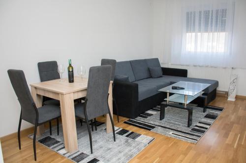 een woonkamer met een bank en een tafel bij Stan na dan Doboj in Doboj