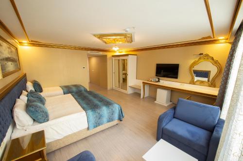 A television and/or entertainment centre at Empire Suite Hotel