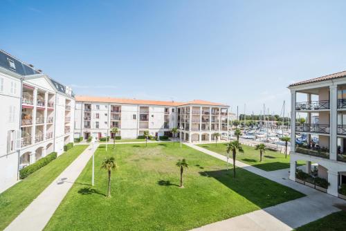 an aerial view of the courtyard of a building with palm trees at Residences de Bougainville in Rochefort