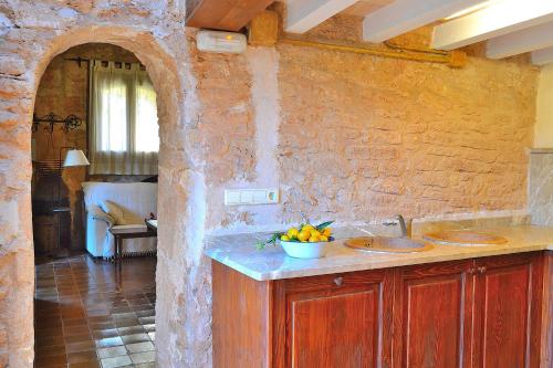 una cocina con 2 lavabos y una pared de piedra en 138 Finca Els Olivers ET1083 by Mallorca Charme, en Alcudia