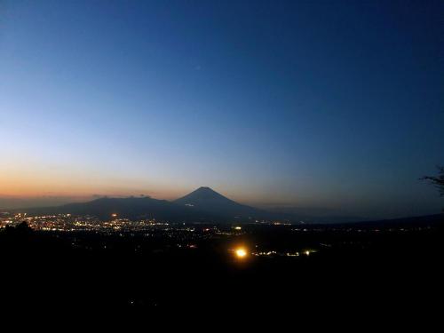 a view of a mountain at night with a city at 南箱根 熱海 貸切別荘 リゾートハウス バンボー in Kannami