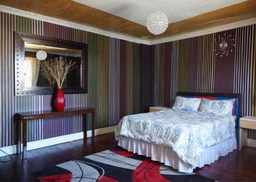 Un dormitorio con una cama y un jarrón sobre una alfombra en Liziwe's Guest House, en Matroosfontein