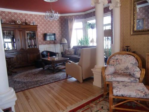 a living room with a couch and a table at Auberge de Lotbinière in Lotbinière