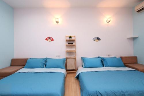 Habitación con 2 camas y sofá en 118 Residences by Travovo, en George Town
