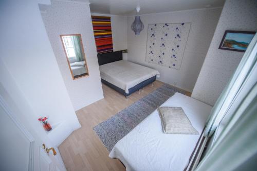 a small bedroom with a bed and a mirror at Holiday Village Kuukiuru in Vuostimo