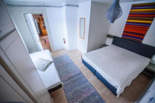 a small bedroom with a bed and a mirror at Holiday Village Kuukiuru in Vuostimo