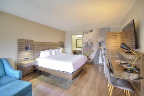 Ένα ή περισσότερα κρεβάτια σε δωμάτιο στο Clarion Pointe Downtown Gatlinburg