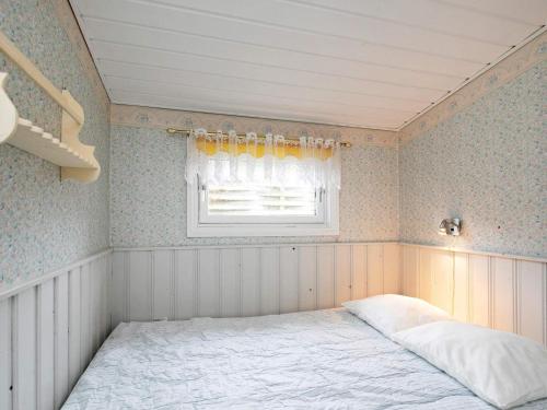 ブロックフスにあるTwo-Bedroom Holiday home in Blokhus 6の小さなベッドルーム(ベッド1台、窓付)
