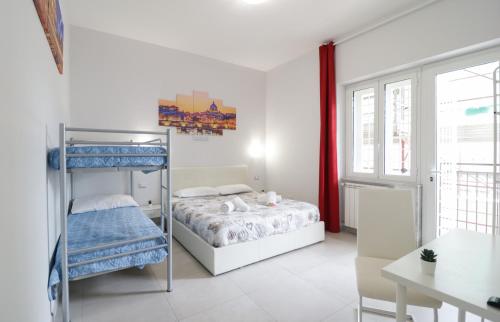 ローマにあるRomanina Apartmentsのベッドルーム(二段ベッド1組、窓付)