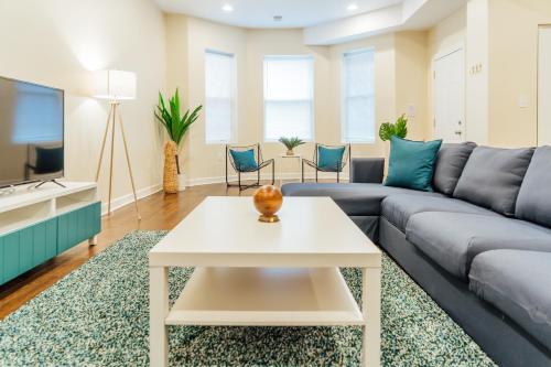 Lowest Rates! Spacious Duplex with Free Parking!