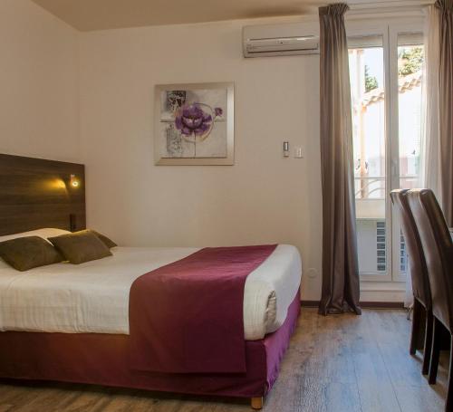 Posteľ alebo postele v izbe v ubytovaní Hotel de la Baie